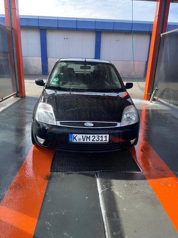 Gebraucht Ford Fiesta Trend 101 PS (74 kW) 2004 Blau Kleinwagen