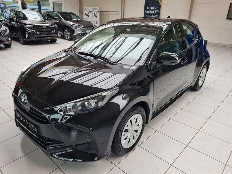 Schwarz Gebraucht 2023 Toyota Yaris Hybrid Limousine | 19.950 € (Fairer Preis) - Bild 1/4