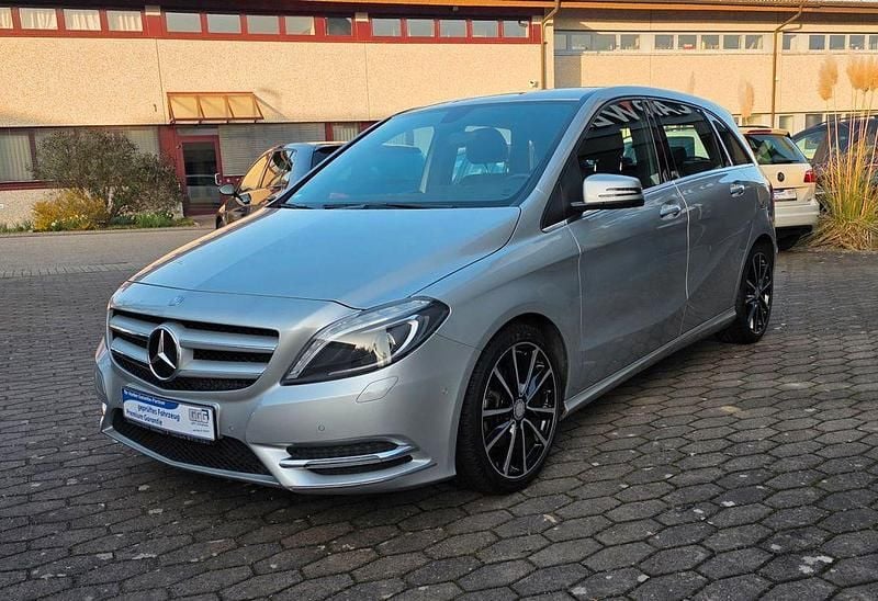 Gebraucht Mercedes B200 156 PS (114 kW) 2014 Silber Van / Kleinbus