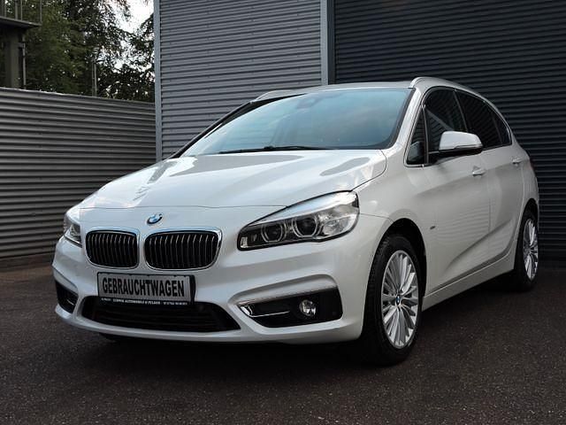 Weiß Gebraucht 2018 BMW 220 Active Tourer Luxury Line Van / Kleinbus | 16.500 € (Fairer Preis) - Bild 1/4