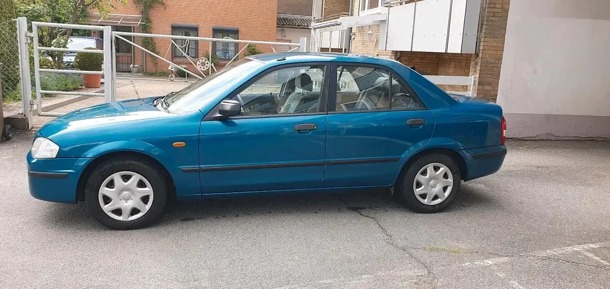 Gebraucht Mazda 323 88 PS (64 kW) 1998 Blau Limousine