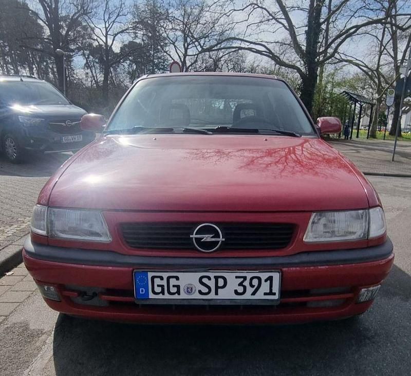 Gebraucht Opel Astra 75 PS (55 kW) 1997 Rot Limousine