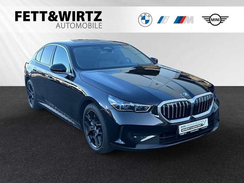 Gebraucht BMW 550e 489 PS (359 kW) 2024 Black sapphire metallic Limousine