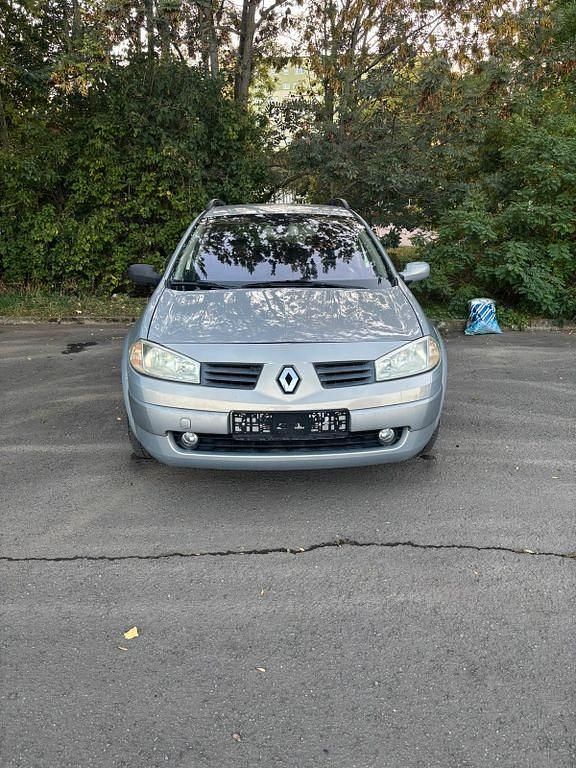 Silber Gebraucht 2004 Renault Mégane II Limousine | 2.300 € (Etwas zu teuer) - Bild 1/4