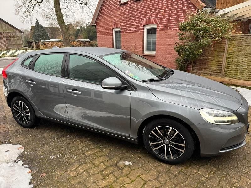 Gebraucht Volvo V40 Momentum 122 PS (89 kW) 2017 Grau Kombi