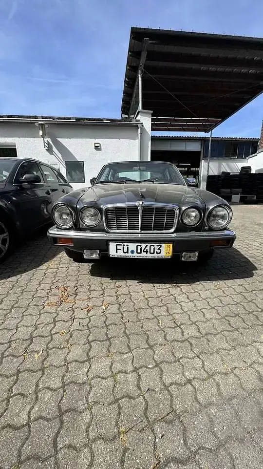 Second-hand Jaguar XJ Sovereign 295 CP (216 kW) 1985 Argintiu Berlinǎ
