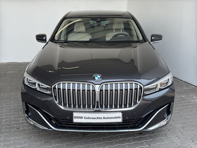 Grau Gebraucht 2021 BMW 740L Sport Line Limousine | 58.889 € (Fairer Preis) - Bild 1/4