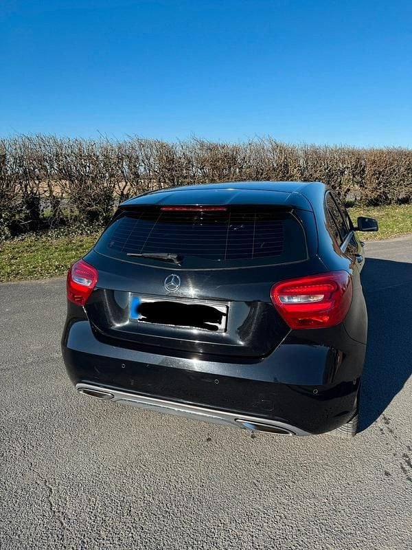 Gebraucht Mercedes A180 Urban 122 PS (89 kW) 2016 Schwarz Limousine