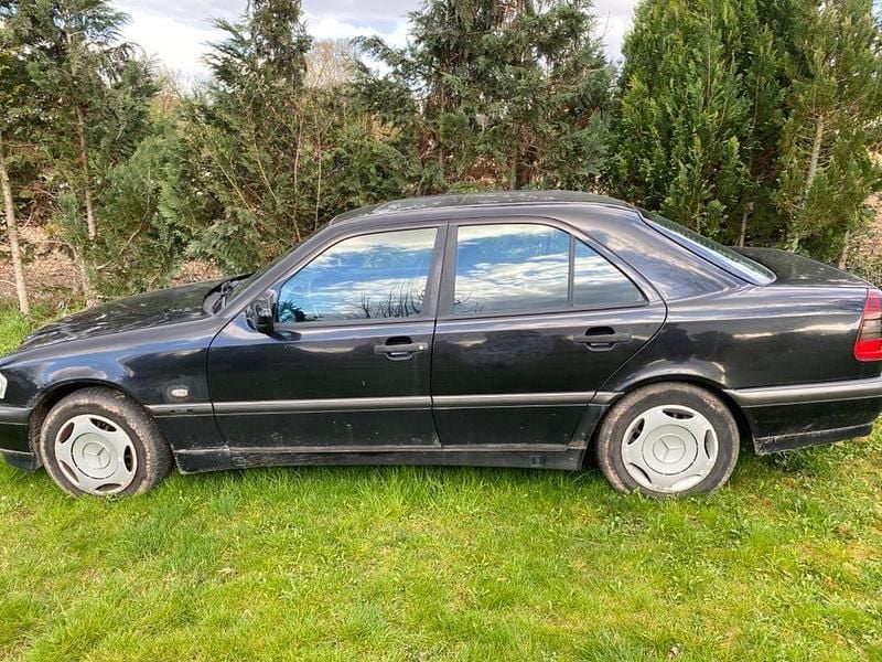 Second-hand Mercedes C180 Classic 122 CP (89 kW) 1998 Negru Berlinǎ