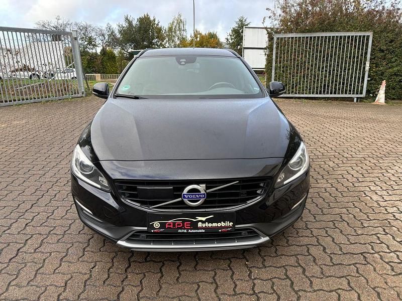 Gebraucht Volvo V60 Momentum 196 PS (144 kW) 2014 Black sapphire Kombi