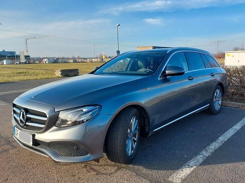 Grau Gebraucht 2019 Mercedes E220 Kombi | 24.500 € (Guter Preis) - Bild 1/4