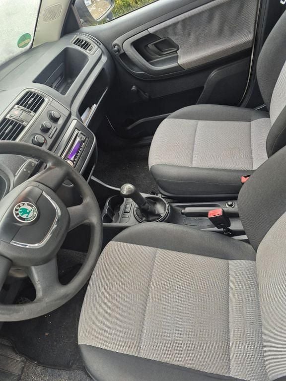 Weiß Gebraucht 2009 Skoda Fabia Classic Limousine | 1.700 € (Guter Preis) - Bild 1/4