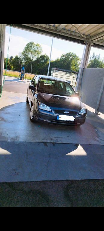 Grau Gebraucht 2006 Ford Focus Limousine | 4.000 € (Teuer) - Bild 1/4