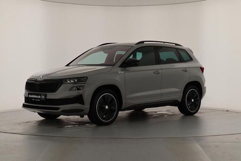 Steelgrau Gebraucht 2023 Skoda Karoq SportLine SUV | 29.489 € (Fairer Preis) - Bild 1/4
