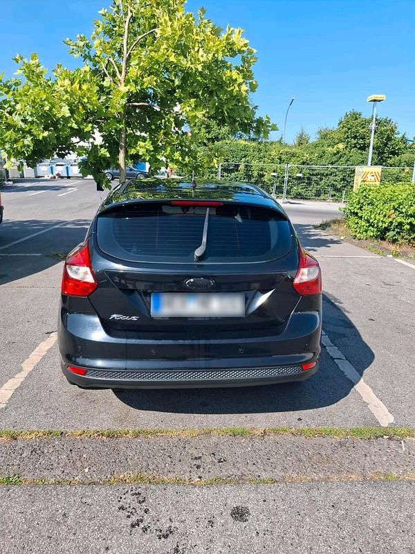 Gebraucht Ford Focus 95 PS (69 kW) 2011 Schwarz Limousine
