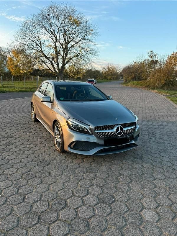 Grau Gebraucht 2017 Mercedes A180 AMG Kleinwagen | 14.750 € - Bild 1/4