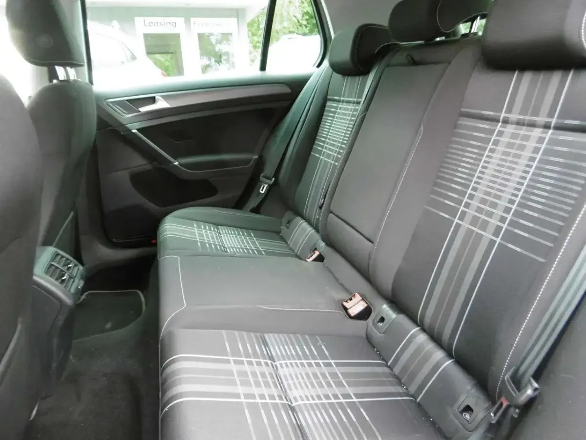 Gebraucht VW Golf VII LOUNGE 110 PS (80 kW) 2015 Limestone grey Limousine