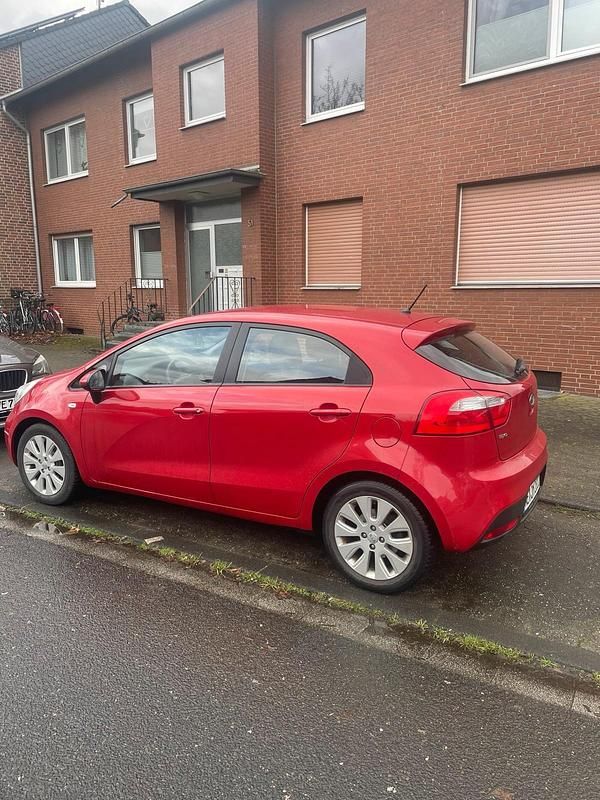 Gebraucht Kia Rio 84 PS (61 kW) 2011 Rot Kleinwagen