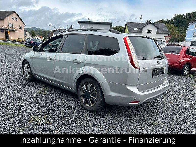 Gebraucht Ford Focus Style 136 PS (100 kW) 2010 Silber Limousine