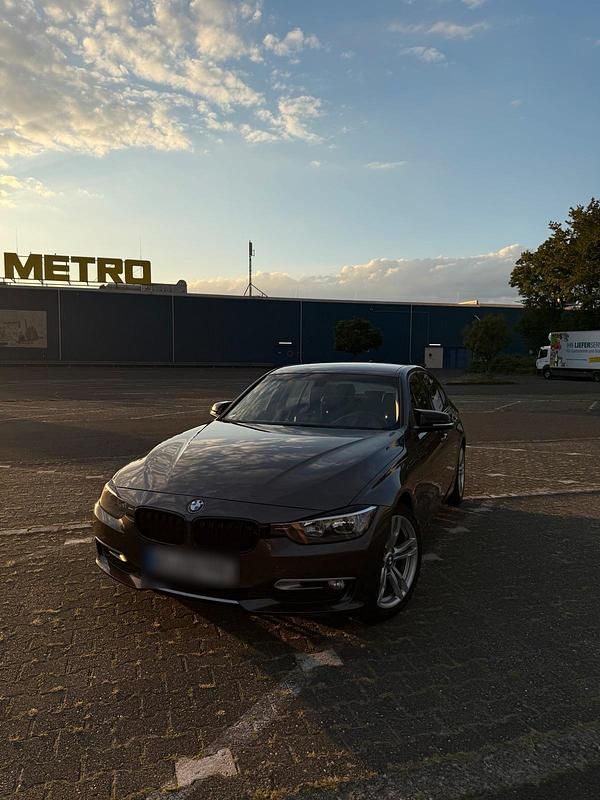 Braun Gebraucht 2014 BMW 316 Limousine | 12.999 € - Bild 1/4