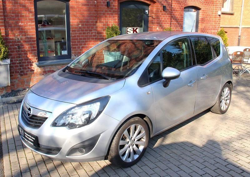 Gebraucht Opel Meriva Design Edition 140 PS (102 kW) 2011 Silber Van / Kleinbus