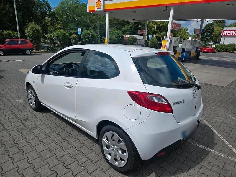 Weiß Gebraucht 2009 Mazda 2 Kleinwagen | 1.300 € (Fairer Preis) - Bild 1/4