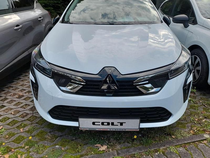 Neu Mitsubishi Colt Plus 91 PS (66 kW) 2025 Weiß Limousine