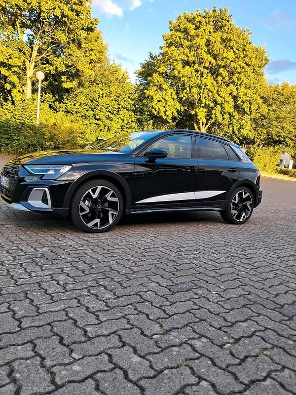 Schwarz Gebraucht 2025 Audi A3 Ambiente SUV | 36.999 € (Etwas zu teuer) - Bild 1/4