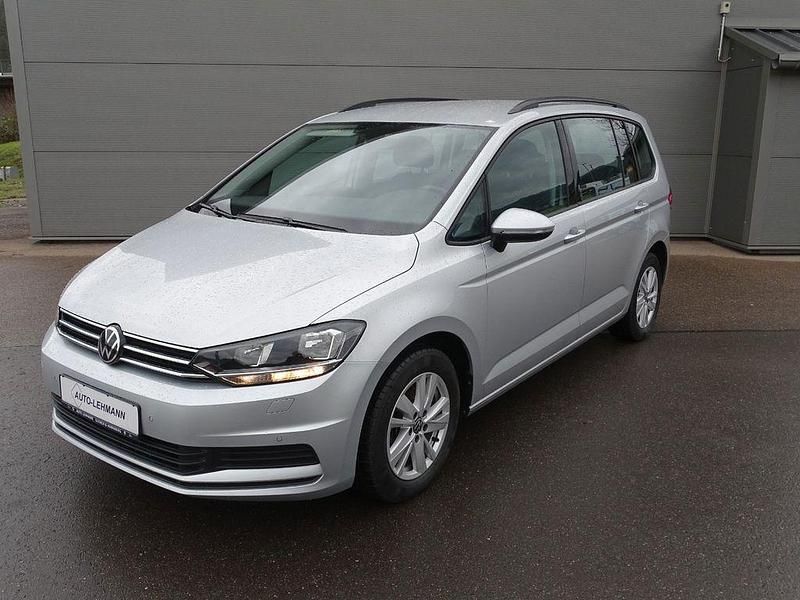 Silber Gebraucht 2022 VW Touran Comfortline Van / Kleinbus | 30.990 € (Teuer) - Bild 1/4