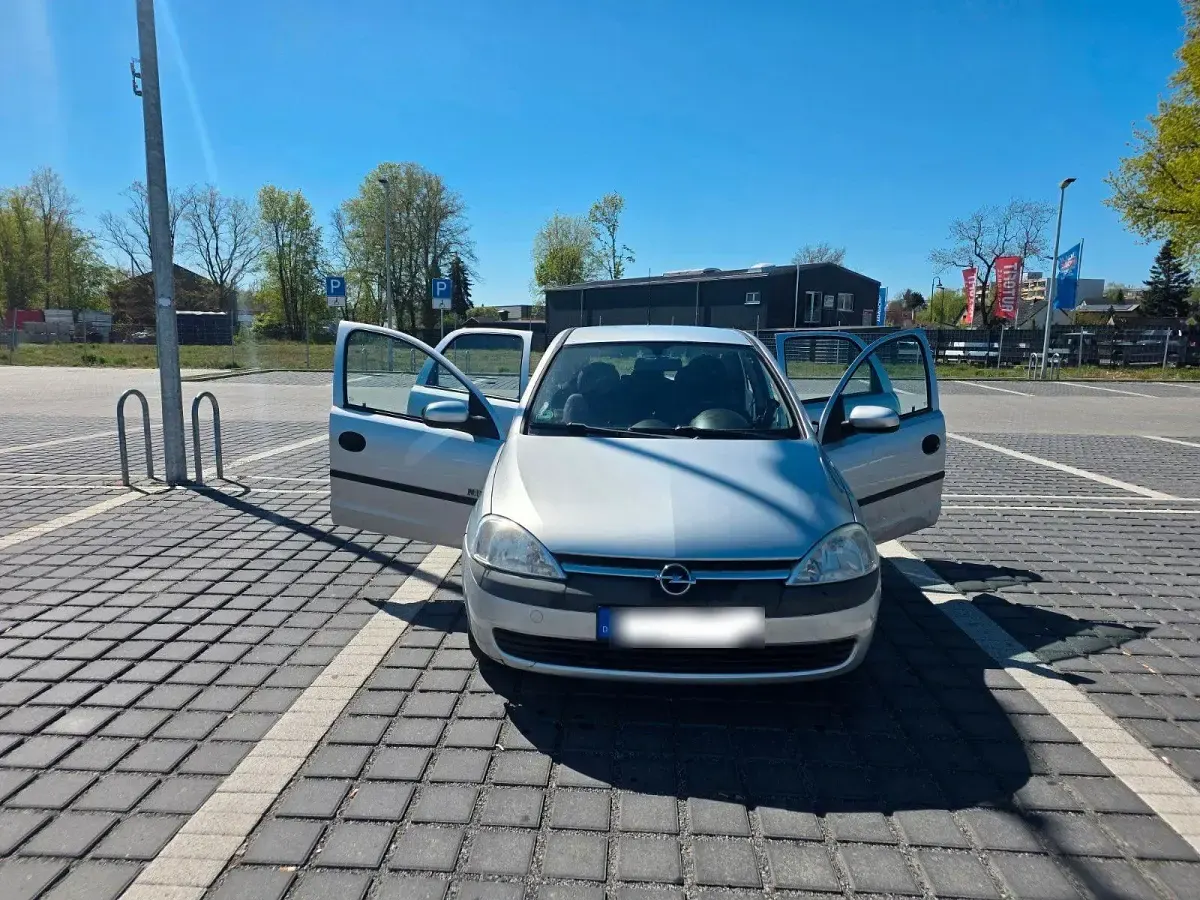 Używany Opel Corsa Enjoy 86 KM (63 kW) 2003 Srebrny Hatchback