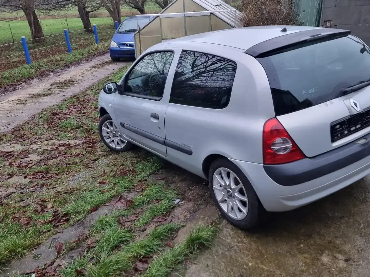 Gebraucht Renault Clio 75 PS (55 kW) 2003 Silber Kleinwagen