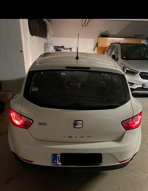 Weiß Gebraucht 2011 Seat Ibiza SC Reference Kleinwagen | 2.800 € (Etwas zu teuer) - Bild 1/4