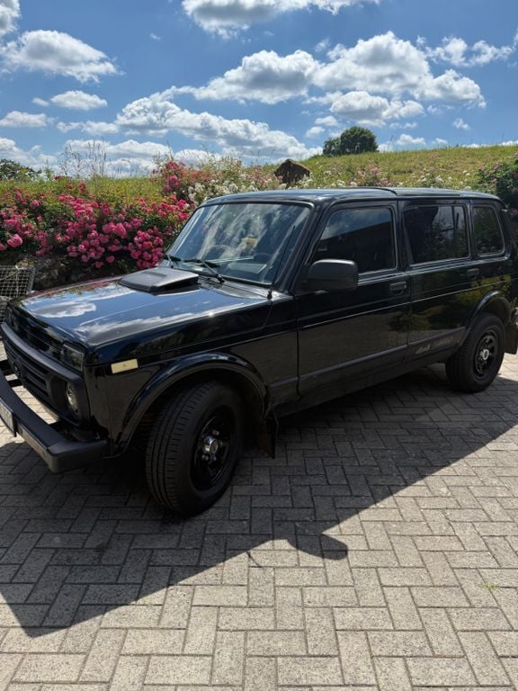 Schwarz Gebraucht 2019 Lada Urban SUV | 13.400 € - Bild 1/4