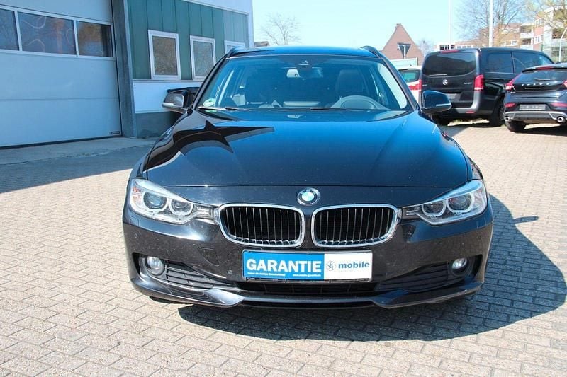 Schwarz Gebraucht 2018 BMW 320 Advantage Kombi | 15.500 € (Guter Preis) - Bild 1/4