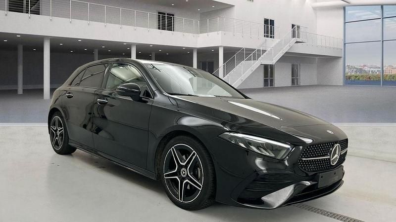Nachtschwarz Gebraucht 2024 Mercedes A200 AMG line Limousine | 28.790 € (Guter Preis) - Bild 1/4