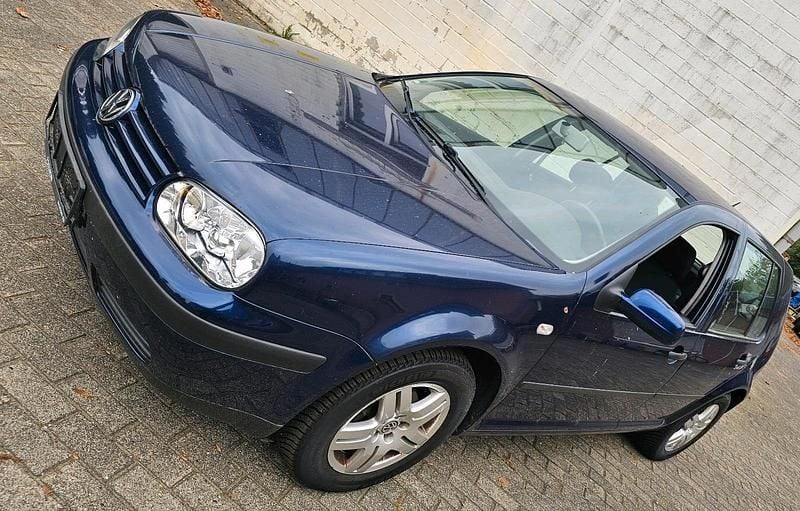 Blau Gebraucht 2002 VW Golf IV Limousine | 450 € - Bild 1/4