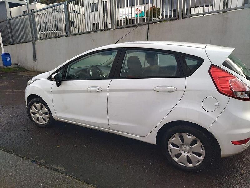 Gebraucht Ford Fiesta Celebration 75 PS (55 kW) 2017 Weiß Limousine