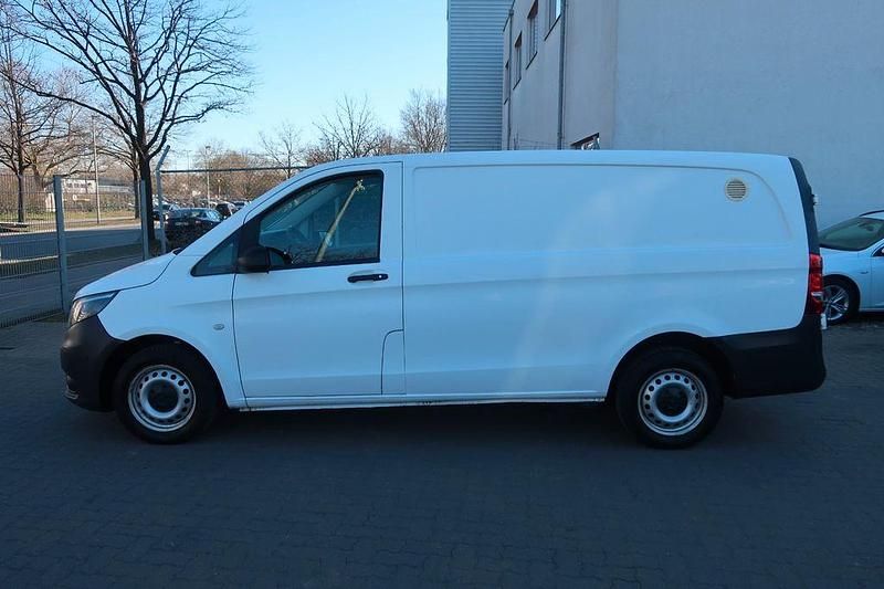 Weiß Gebraucht 2017 Mercedes Vito Van / Kleinbus | 8.900 € (Guter Preis) - Bild 1/4