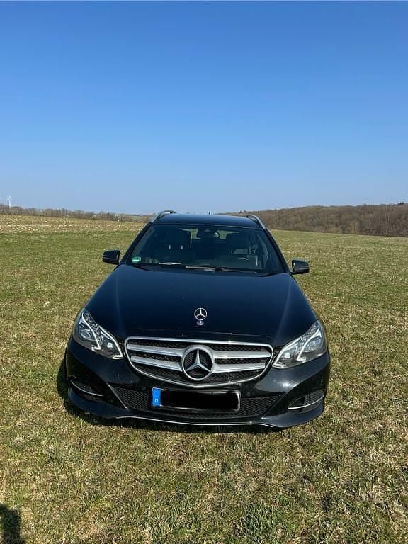 Gebraucht Mercedes E220 170 PS (125 kW) 2015 Schwarz Limousine