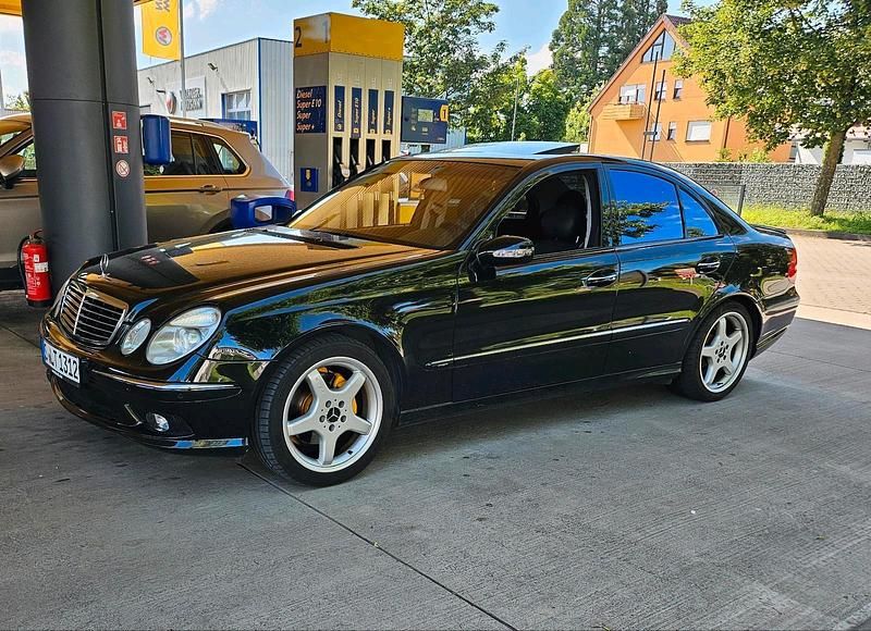 Schwarz Gebraucht 2002 Mercedes E320 Avantgarde Limousine | 10.200 € - Bild 1/4
