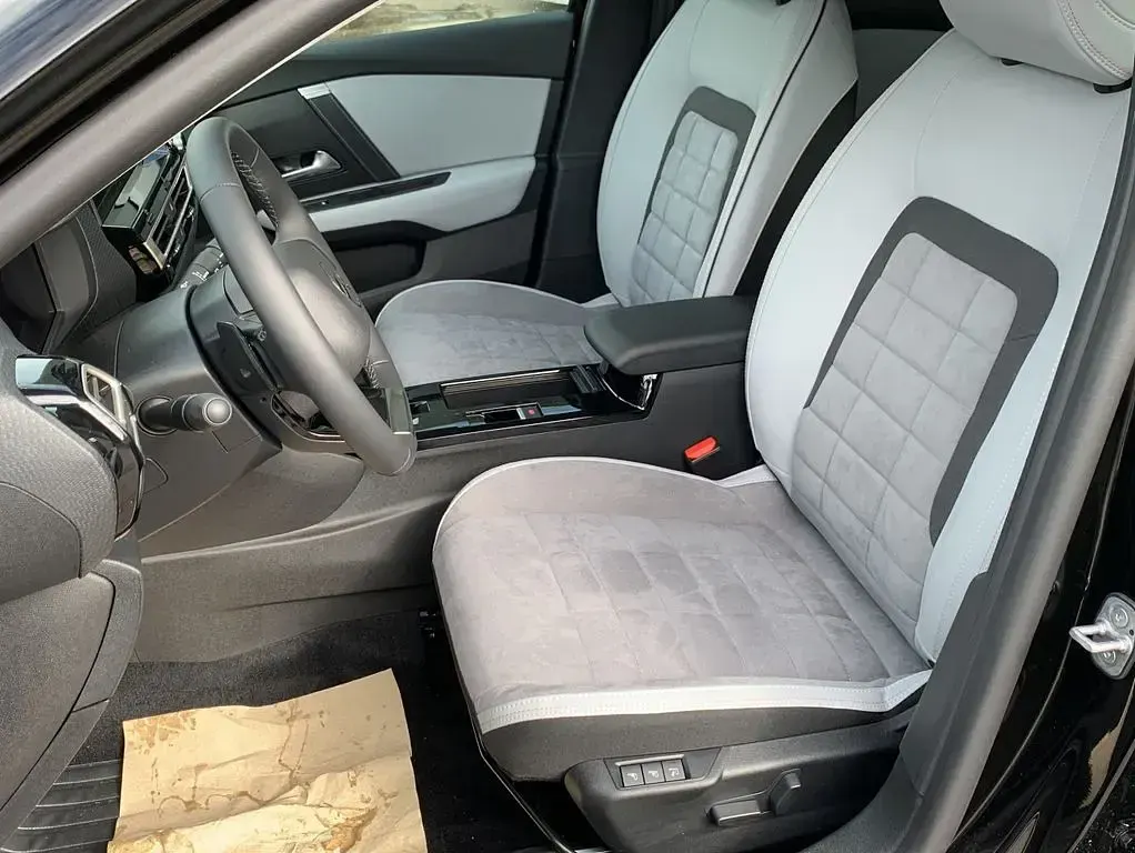 Neu Citroën C4 131 PS (96 kW) 2025 Schwarz SUV