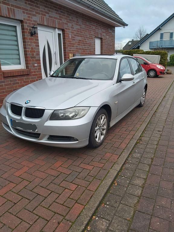 Silber Gebraucht 2008 BMW 318 Sport Line Limousine | 3.950 € (Superpreis) - Bild 1/4