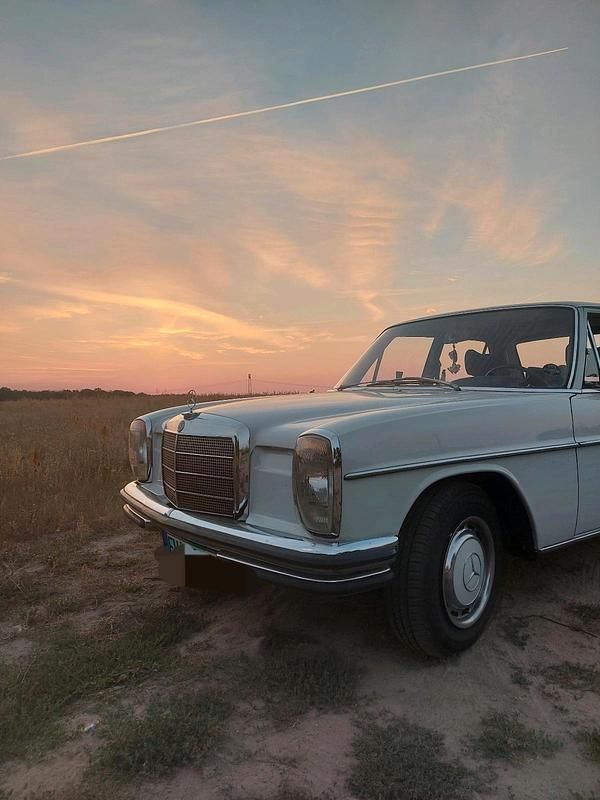 Weiß Gebraucht 1971 Mercedes W115 Limousine | 14.590 € - Bild 1/4