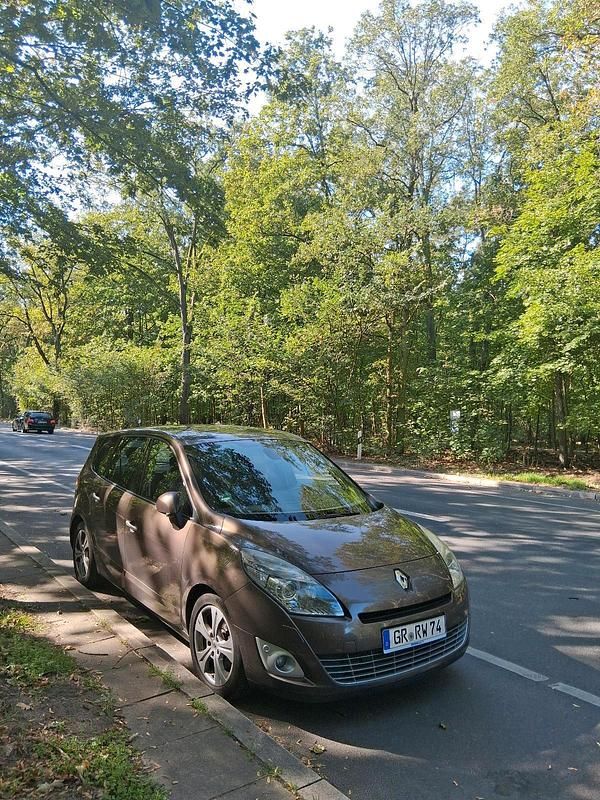 Braun Gebraucht 2010 Renault Scénic III Van / Kleinbus | 6.900 € - Bild 1/4