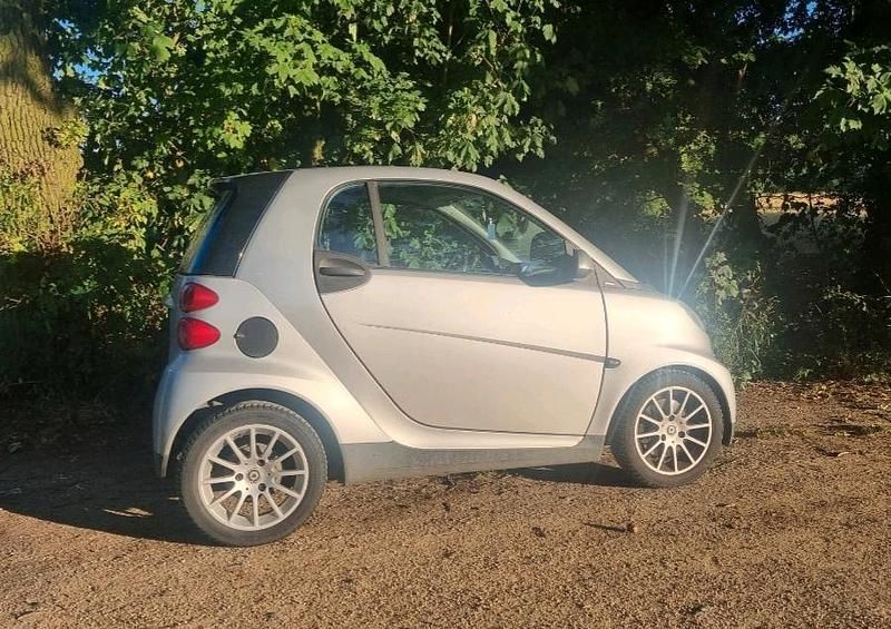 Grau Gebraucht 2009 Smart ForTwo Coupé Coupé | 2.490 € (Guter Preis) - Bild 1/4