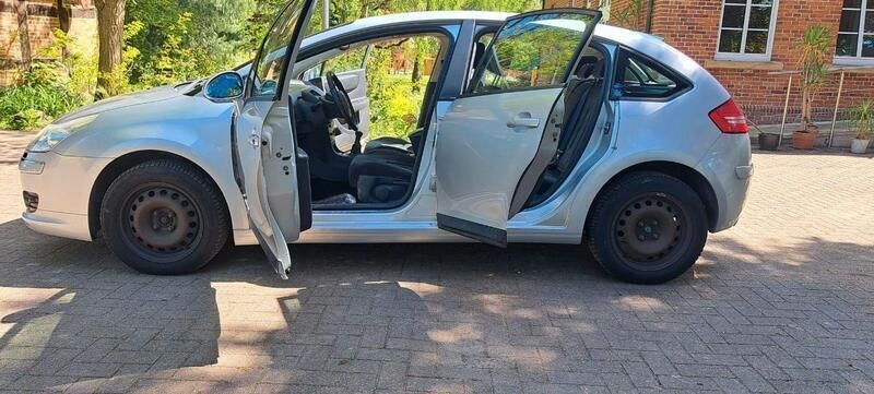 Grau Gebraucht 2005 Citroën C4 Exclusive Limousine | 2.120 € (Fairer Preis) - Bild 1/4