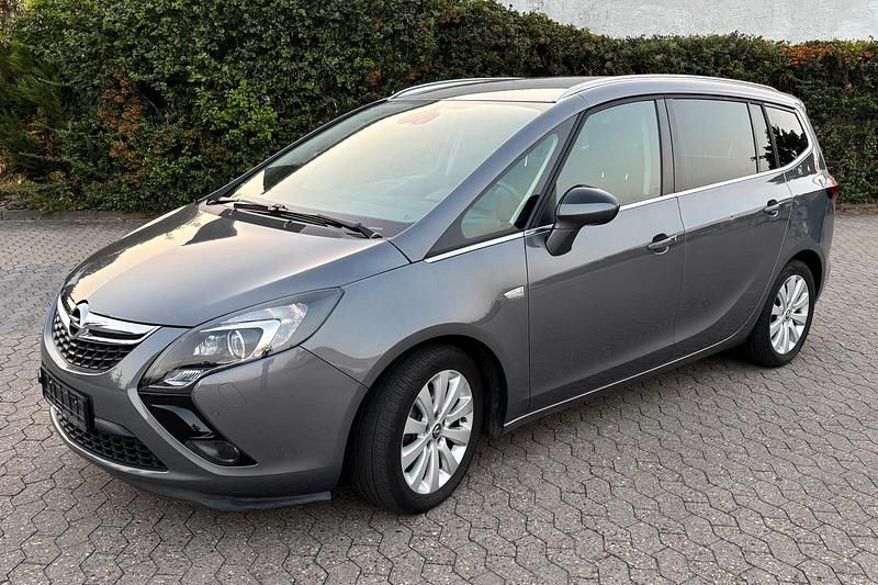 Grau Gebraucht 2015 Opel Zafira Eco Van / Kleinbus | 9.500 € (Etwas zu teuer) - Bild 1/4