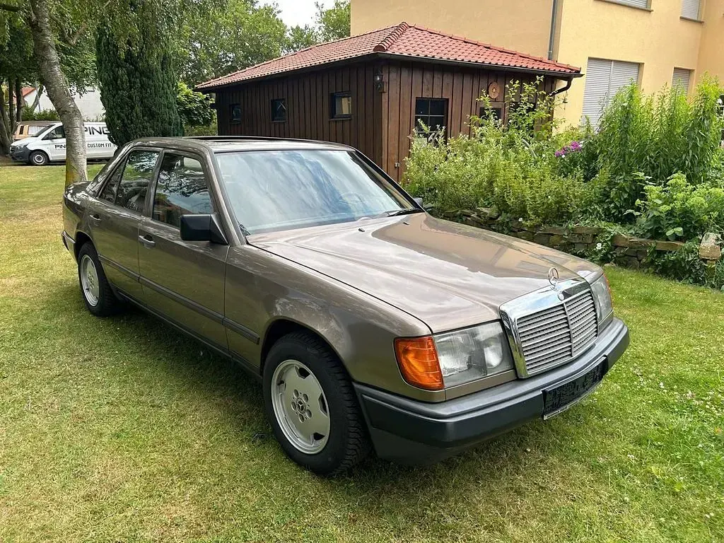 Gebraucht Mercedes 230 132 PS (97 kW) 1988 Braun Limousine