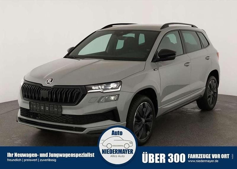 Graphitegrau metallic Neu 2025 Skoda Karoq Selection SUV | 34.495 € (Guter Preis) - Bild 1/4