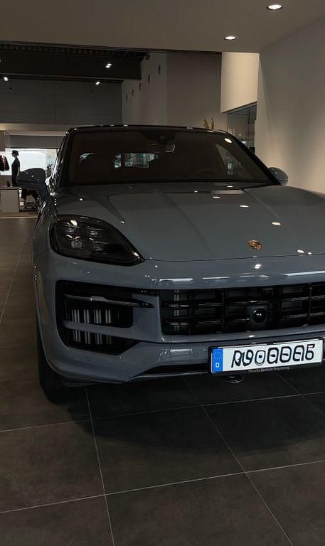 Grau Gebraucht 2023 Porsche Cayenne SUV | 83.999 € (Etwas zu teuer) - Bild 1/4